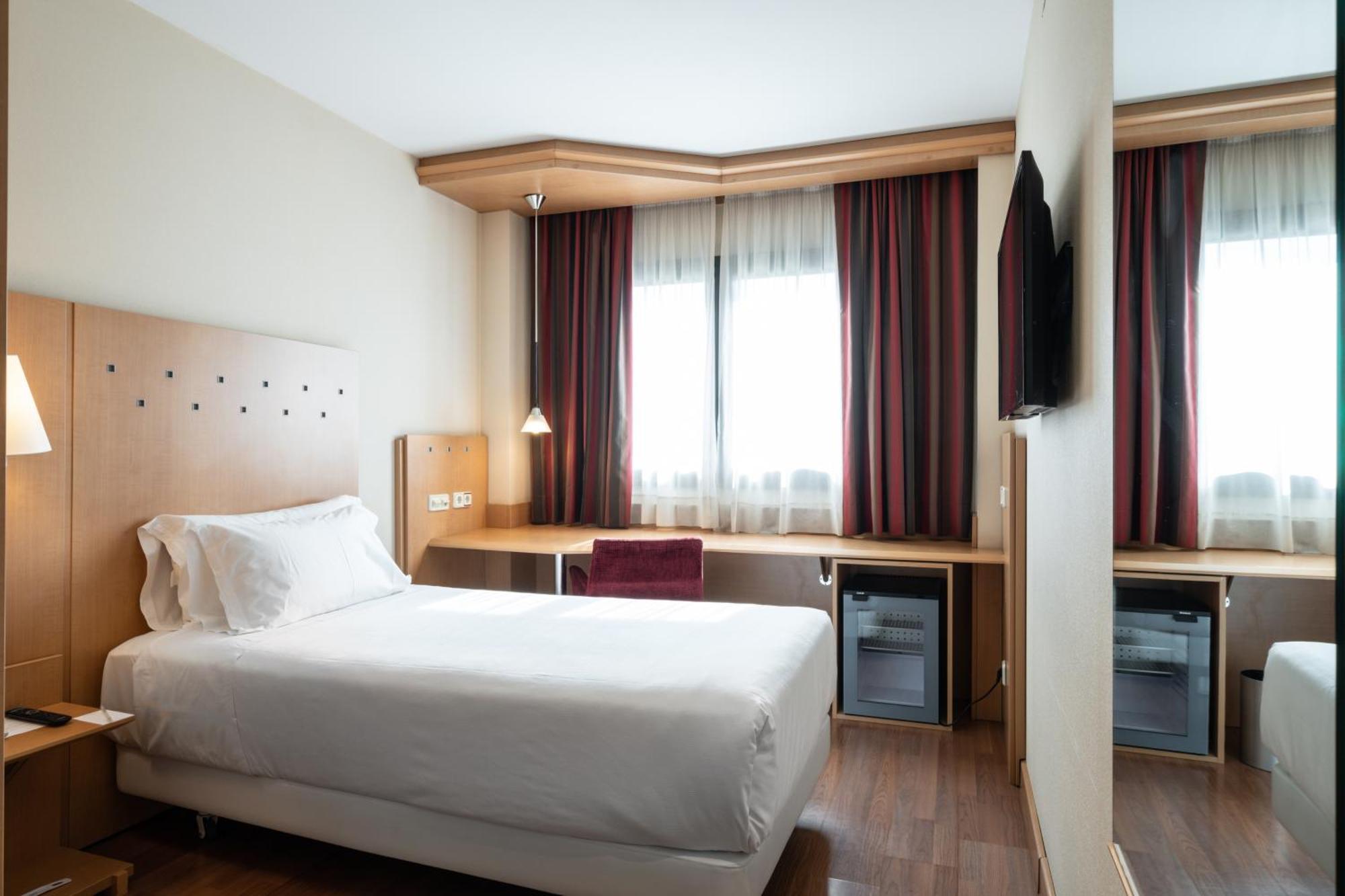 Catalonia La Maquinista Hotel Barcelona Room photo